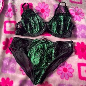 Plus size Elegant Green and Black Lace Lingerie Set
